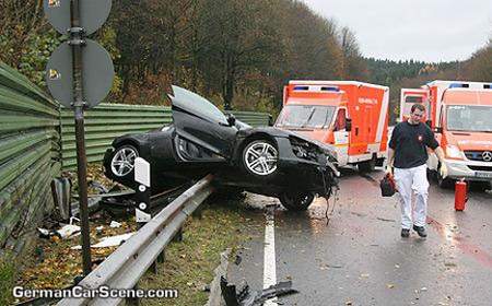 Audi R8 crash